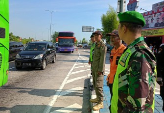  TNI-Polri Madiun saat memantau lalu lintas didepan Pos Pengamanan