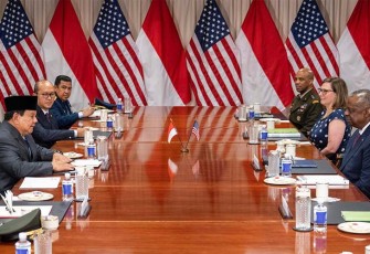 Menhan RI Prabowo Subianto saat bertemu dengan Menhan Amerika Serikat Lloyd James Austin III untuk bersama-sama menegaskan kembali kekuatan pilar pertahanan Kemitraan Strategis, di Gedung Pentagon, Amerika Serikat, Kamis (24/8).