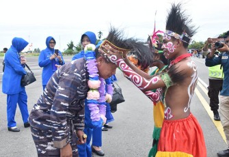 Pangkoarmada III Laksamana Muda TNI Rachmad Jayadi didampingi Ketua Daerah Jalasenastri Armada III Ny Insani Rachmad Jayadi beserta rombongan saat tiba di Bandara Douw Aturure Kabupaten Nabire Papua Tengah
