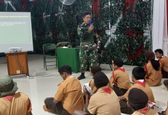 Pasiter Kodim 1710/Mimika saat Bekali Materi Wasbang kepada Peserta Persami