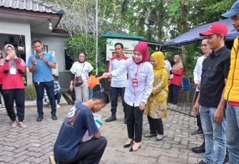 Ketua Palang Merah Indonesia (PMI) Bintan Hafizha Rahmadhani menutup Dik SAR (Pendidikan Search and Rescue - Pencarian dan Pertolongan) bagi anggota baru PMI Bintan, Minggu (29/10).