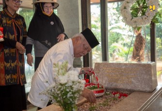 Menteri Basuki Hadimuljono saat ziarah dan tabur bunga ke makam Wakil Presiden Pertama Republik Indonesia, Mohammad Hatta atau Bung Hatta di Taman Pemakaman Umum (TPU) Tanah Kusir, Jakarta, Selasa (29/8/2023).
