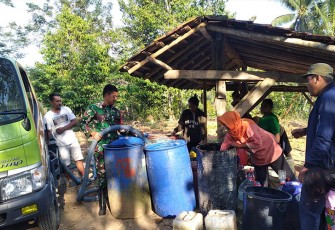 Koramil 0801/01 Pacitan Bersama BPBD Salurkan Air Bersih