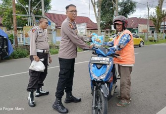 Polsek Pagar Alam Utara saat Bagi Sembako dan Takjil ke Warga yang Melintas Depan Mapolsek