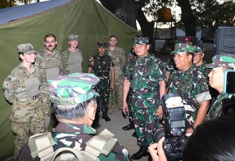 Panglima TNI Didampingi Pangdam V Brawijaya saat Tinjau Latihan Super Garuda Shield