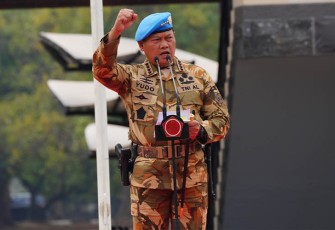 Panglima TNI Laksamana TNI Yudo Margono, S.E., M.M., saat melepas keberangkatan 215 Prajurit TNI di Stadion Tridek Mabes TNI, Cilangkap, Jakarta Timur. Senin (6/11/2023).