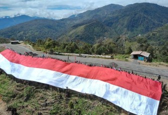 Pengibaran Bendera Merah Putih Raksasa (Giant Flag) bertempat di TK Kodim Persiapan Satgas YPR 330/TD, Distrik Sugapa, Kabupaten Intan Jaya, Provinsi Papua Tengah, Senin (14/8/2023).