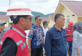 Bupati Natuna, Wan Siswandi saat meninjau langsung proses pembangunan perumahan bagi warga terdampak Longsor 