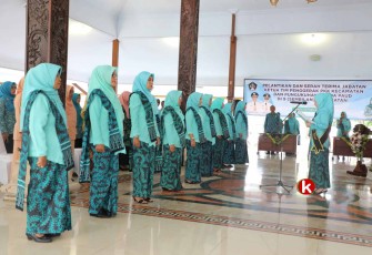 Ketua TP PKK Kabupaten Blitar Venina Rahmat Santoso Lantik Ketua TP PKK Kecamatan, Pengukuhan Bunda PAUD dan Sertijab Ketua TP PKK Kecamatan yang Lama ke yang Baru. (Foto : Faisal NR / Klikwarta.com)