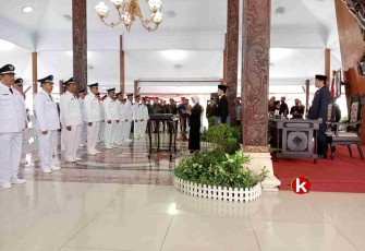 Ketua DPRD Kabupaten Blitar Suwito Saren Satoto (berdiri di panggung) Saksikan Proses Pelantikan Kepala Desa Terpilih Hasil Pilkades Serentak Tahun 2022 di Pendopo Ronggo Hadinegoro (Foto : Faisal NR / Klikwarta.com)