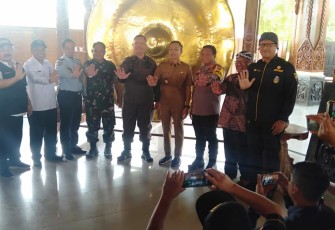 Wakil Bupati Blitar Rahmat Santoso Foto Bersama jajaran Lembaga Aparat Penegak Hukum Blitar di Acara Launching Warung Bersinar (Bersih Narkoba). (Foto : Tim Klikwarta.com)