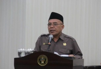 Juru Bicara Fraksi PDIP DPRD Kabupaten Blitar Saat Sampaikan Pandangan Umum Fraksinya di Rapat Paripurna, Senin (20/03/2023).