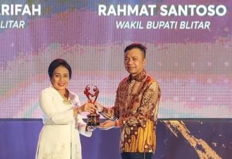 Wakil Bupati Blitar Rahmat Santoso Menerima Piala KLA Nindya untuk Kabupaten Blitar