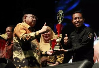 Walikota Blitar Santoso Saat Berikan Penghargaan kepada Penerima Penghargaan di Dalam Rangkaian Acara Pesta Merah Putih