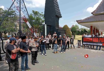 LSM GPI Saat Unjuk Rasa di Depan Kantor Bupati Blitar Namun Bupati Blitar Rini Syarifah Tidak Menemuinya. (Foto : Faisal NR / Klikwarta.com)