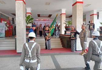 Walikota Blitar Santoso Menerima Panji Pataka Jer Basuki Mawa Beya Jawa Timur yang Dikirab Dalam Rangka Hari Jadi Jawa Timur ke-78. (Foto : Faisal NR / Klikwarta.com)