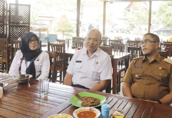 Pj Wali Kota Payakumbuh, Rida Ananda saat menjamu kedatangan Kepala LPP RRI Bukittinggi, Yulian S. Saaba dan jajaran yang berkunjung ke Kota Payakumbuh di Rumah makan Or.