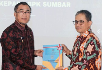 Pj. Wali Kota Payakumbuh Rida Ananda, menyerahkan LKPD 2022 kepada BPK RI Perwakilan Sumbar.