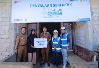 Pj.Wali Kota Payakumbuh, Rida Ananda saat mengikuti penyalaan serentak rumah warga di secara daring di rumah warga Taruko, Kecamatan Payakumbuh Utara.