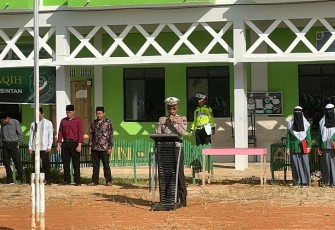 Police Go To School Satlantas Polres Bintan saat Jadi Pembina Upacara Bendera di Sekolah