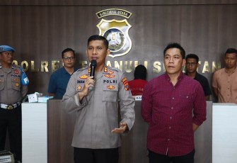 Kapolres Tapsel, AKBP Imam Zamroni, SIK, MH, bersama Kasat Reskrim, AKP Rudy Saputra, SH, MH, saat konferensi pers, Kamis (31/8/2023) siang.