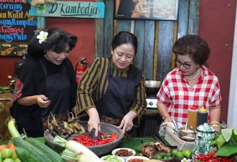 Saat Puan Ulek Sambal Terung Mangut