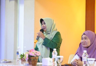 Wali Kota Tanjungpinang, Hj. Rahma, S.IP., M.M saat membuka kegiatan pelatihan kepada 200 Guru TPA dan TPQ se-Kota Tanjungpinang, di Plaza Hotel, Rabu (8/3).