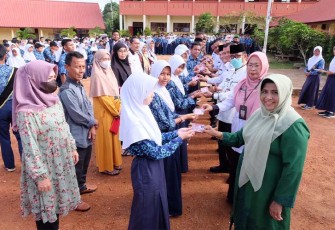 Wali Kota Tanjungpinang Hj. Rahma, S.IP., M,M menyerahkan Kartu Identitas Anak (KIA) kepada siswa siswi SMPN 16 Tanjungpinang Timur. Penyerahan dilaksanakan di halaman SMPN 16, jalan Ganet, (8/3).
