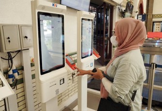Salah seorang penumpang kereta api sedang memesan tiket kereta api untuk libur Natal dan Tahun Baru 2024. 