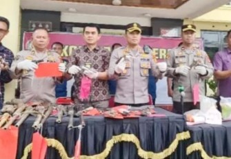 Kapolres Oku Timur, AKBP Dwi Agung Setyono,S.i.K.,M.H., saat pers release dihalaman kantor Mapolres Oku Timur, Jum'at 17 Maret 2023