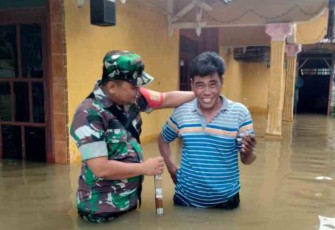 Babinsa saat monitoring dirumah Bapak Wagimin 