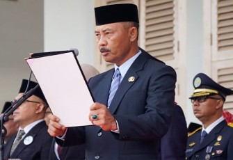 Sekretaris Daerah Adi Prihantara saat bertindak sebagai Inspektur Upacara pada Peringatan Hari Perhubungan Nasional (Harhubnas) Tingkat Provinsi Kepulauan Riau Tahun 2023 bertempat di Gedung Daerah Tanjungpinang, Senin (18/09).