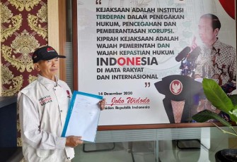 Sukisman ketua LSM PKN saat di Kejaksaan Tinggi Jawa Tengah.