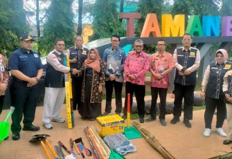 Rahma Bagikan Bantuan Peralatan ke Aktivitas Komunitas Kebersihan Lingkungan.