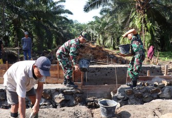 Satgas TMMD Reguler ke-117 Kodim 0407/Kota Bengkulu saat berjibaku membangun infrastruktur plat duiker