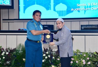 Kasal Laksamana TNI Muhammad Ali saat memberikan cindera mata.