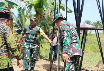 Tim Wasev TMMD Sterad dan rombongan, saat meninjau Sumur Bor di area SDN 104
