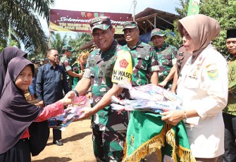 Tim Pengawasan dan Evaluasi (Wasev) dari Sterad saat memberi bingkisan ke para pelajar dilokasi TMMD Reguler Kodim 0407/Kota Bengkulu.