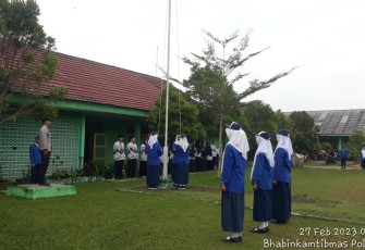 Bhabinkamtibmas Polsek Kotapadang Jadi Inspektur Upacara di SMPN 20 Rejang Lebong 