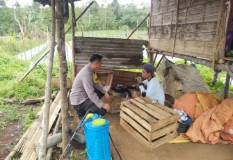 Bhabinkamtibmas Polsek Bermani Ulu Sambangi Warga, Sampaikan Imbauan Kamtibmas