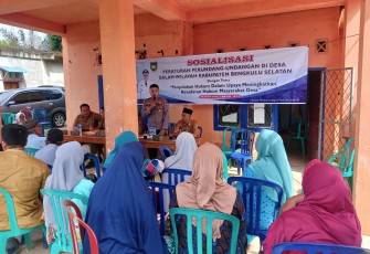 Kapolsek Sosialisasikan Peraturan Perundang-undangan di Desa Karang Caya Kedurang Ilir