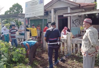 Bhabinkamtibmas Polsek Teluk Segara Ikuti Gotong Royong Bersama Warga