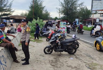 Personel Polsek Teluk Segara Patroli Dialogis di Pantai Taman Berkas