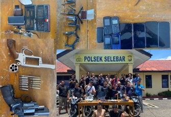 Terduga pelaku dan barang bukti