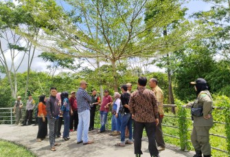 Bhabinkamtibmas Polsek Lebong Atas Hadiri Musyawarah Sosialisasi Penertiban Taman Karang Nio