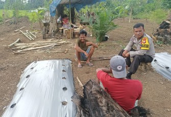 Jalin Keakraban, Bhabinkamtibmas Polsek Seginim Sambangi Warga Menanam Cabai