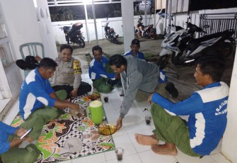 Bhabinkamtibmas Saat Laksanakan Patroli Malam Bersama Linmas