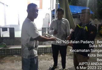 Sambang Pos Ronda, Bhabinkamtibmas Polsek Teluk Segara Berikan Pentungan