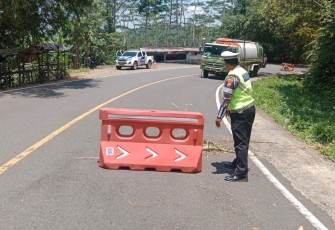 Polres Benteng Pasang Barrier di  Lokasi Mobil Tangki CPO Mengalami Rusak