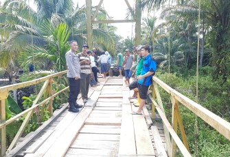 Wujud Sinergitas, Bhabinkamtibmas Polsek Seginim  Bersama Warga Gotong Royong Perbaiki Jembatan